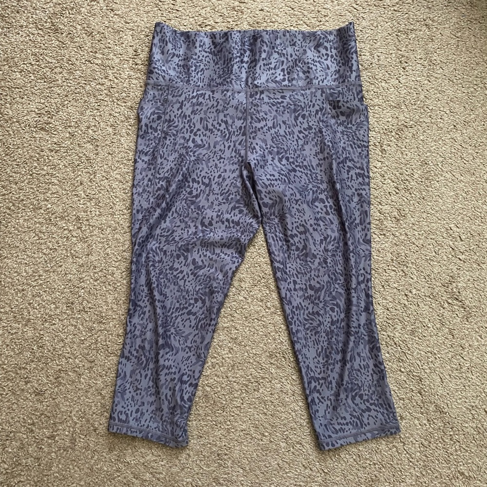 Athleta purple grey leopard print Capri